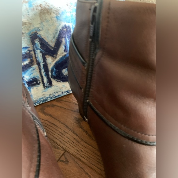 Clarks Sz 8.5 Brown Leather Black Piping Spat Style Side Zip Heel Ankle Boots - Picture 3 of 10